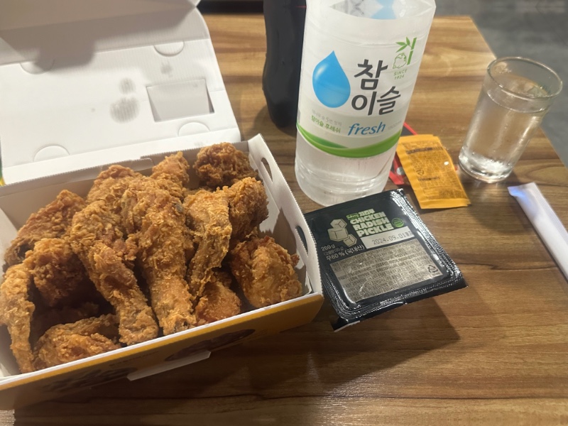 우리 뿽이 맥뜨기념 치킨이에~~