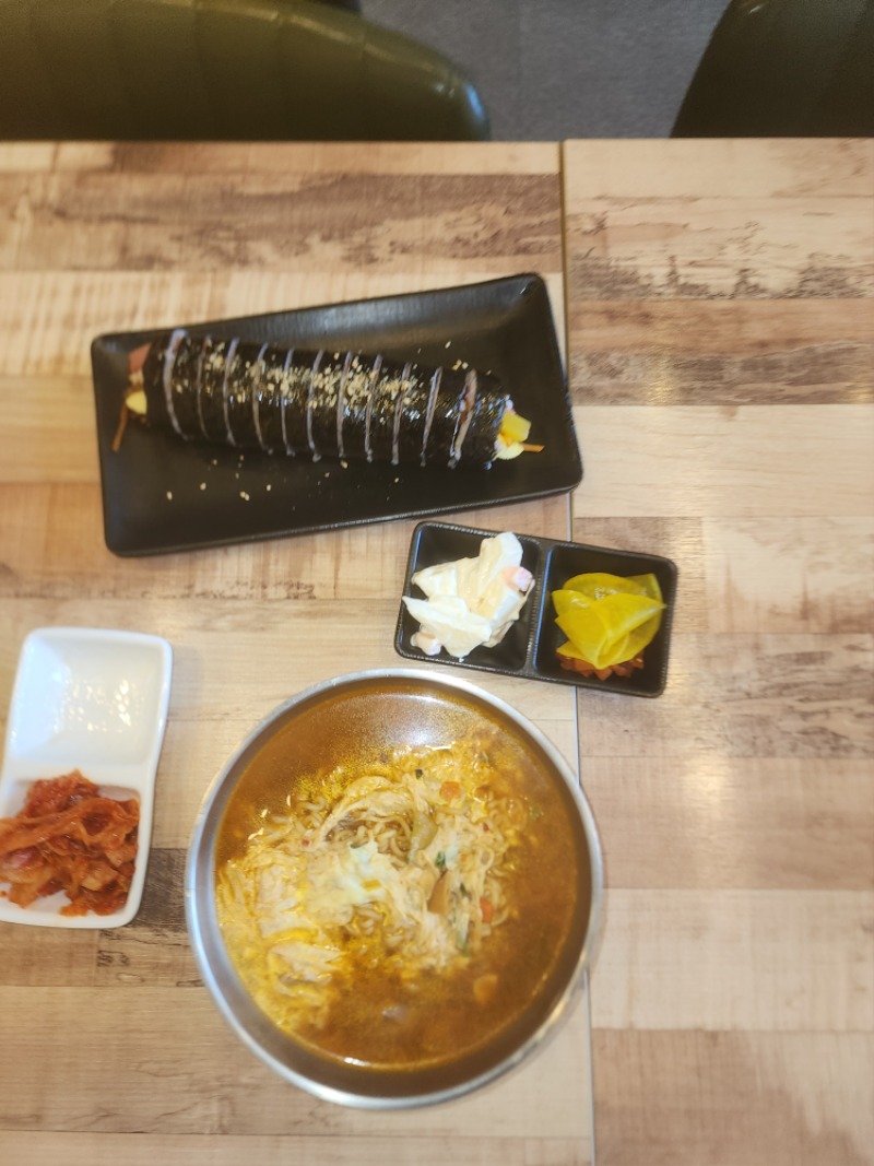 오늘점심. 올만에 김밥 ㅋ