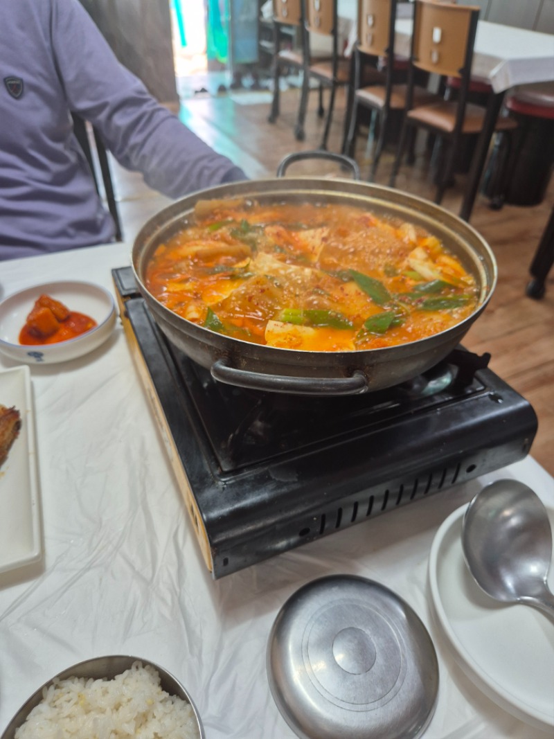 식사들 하세요 오늘점심 김치찌개...