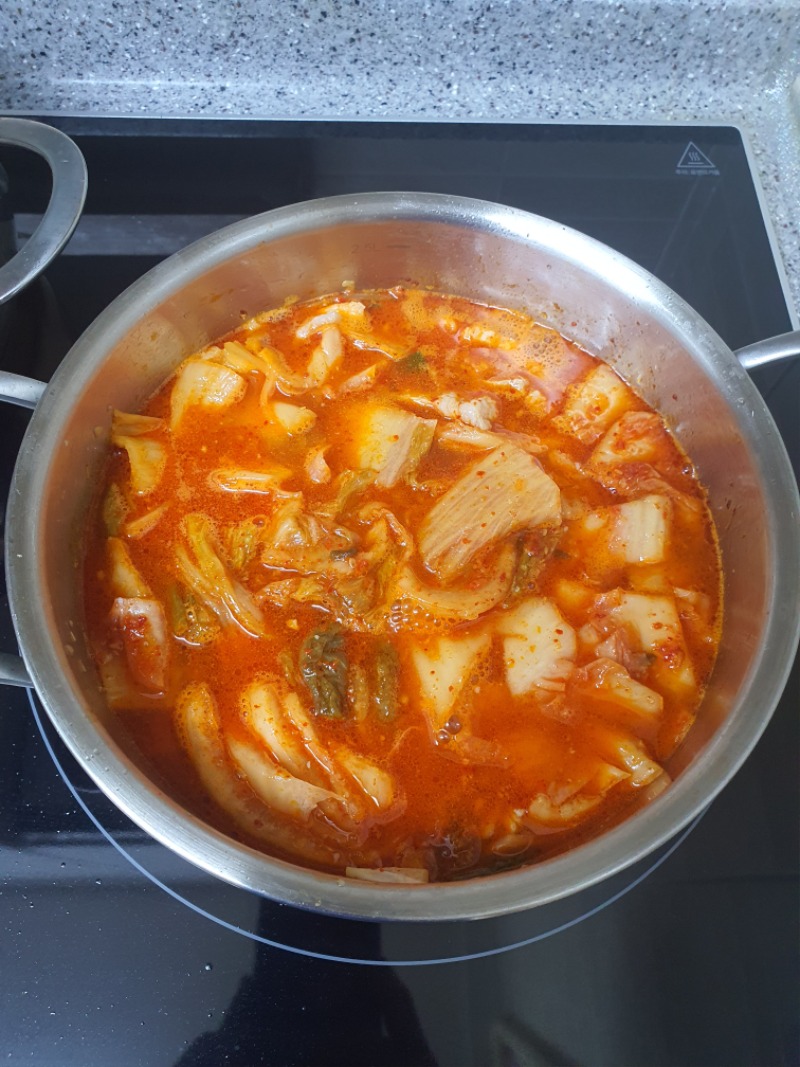 매운 김치로 ~ 아이들도 좋아하는 맛있는 김치찌개 끓이는 방법!!