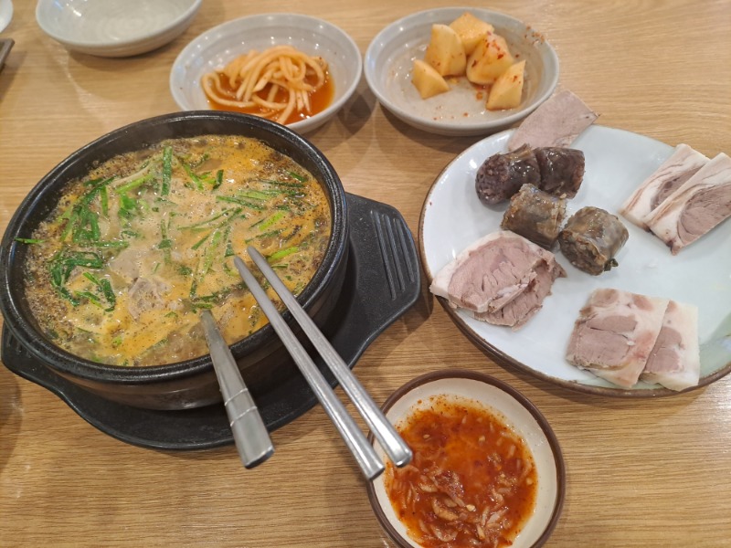 날이 차니 따뜻한 순대국밥 하시죠