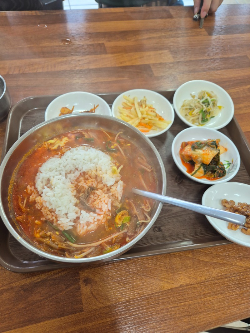 맛점들 하세요.  육개장 !