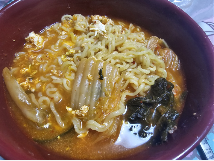 오늘야식은 김치넣은라면~