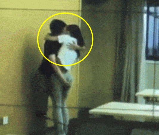 빈 회의실에서 키스하다 딱 걸림