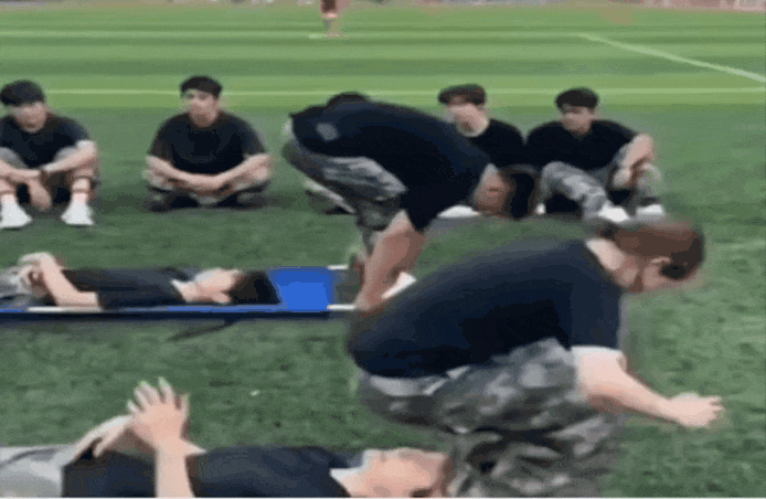 환자 이송 훈련하는 여학생