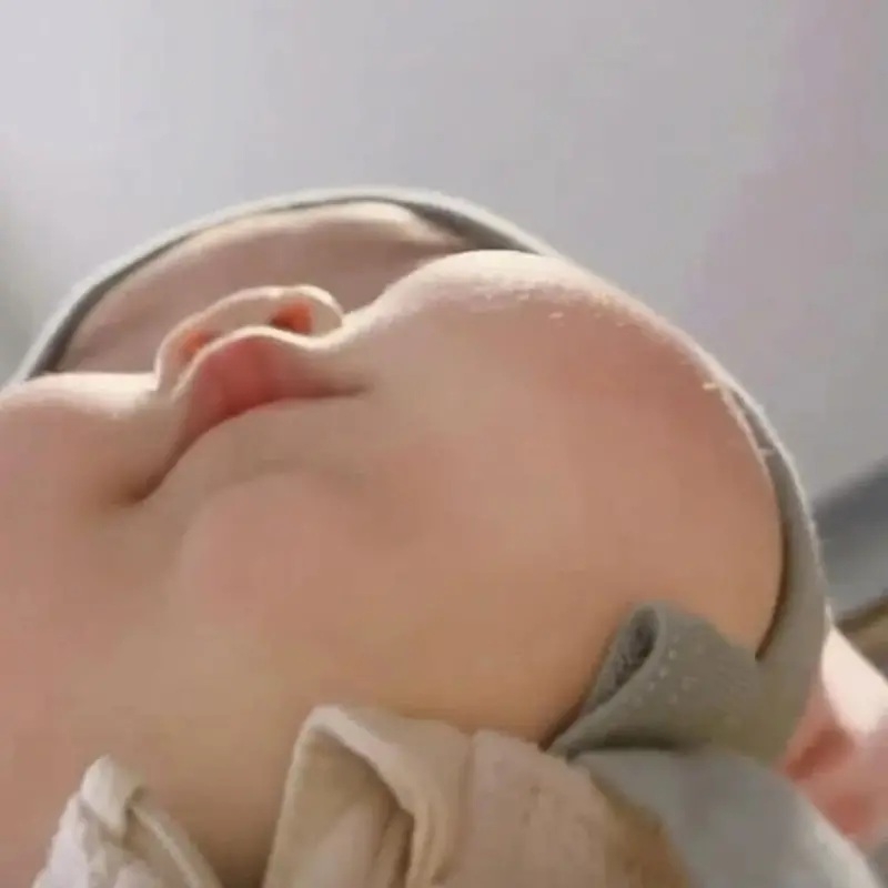 애기 볼살을 밑에서 찍어보았다