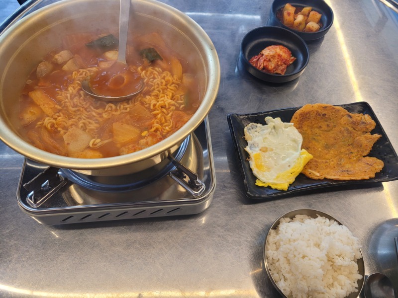 다들식사챙기셔요~^^더운날엔 뜨거운게 맛도리