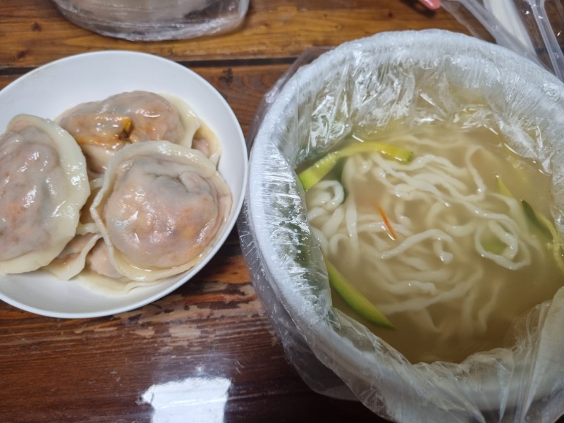 칼국수 매운김치만두