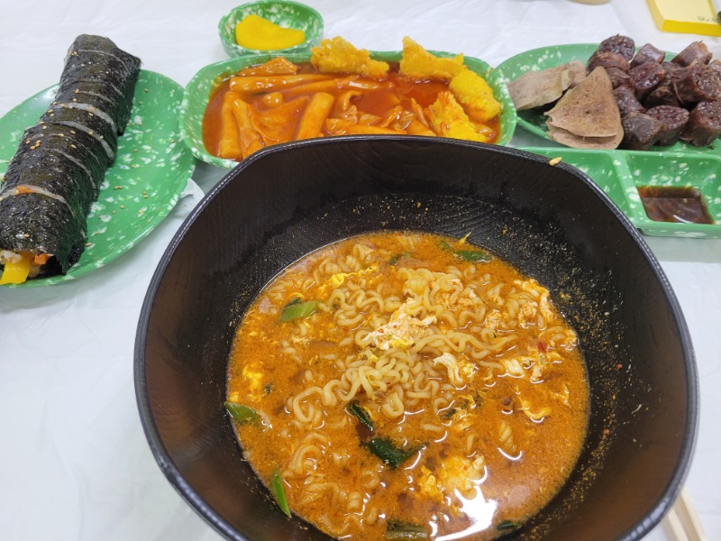 오늘 점심은 시장표 분식한상