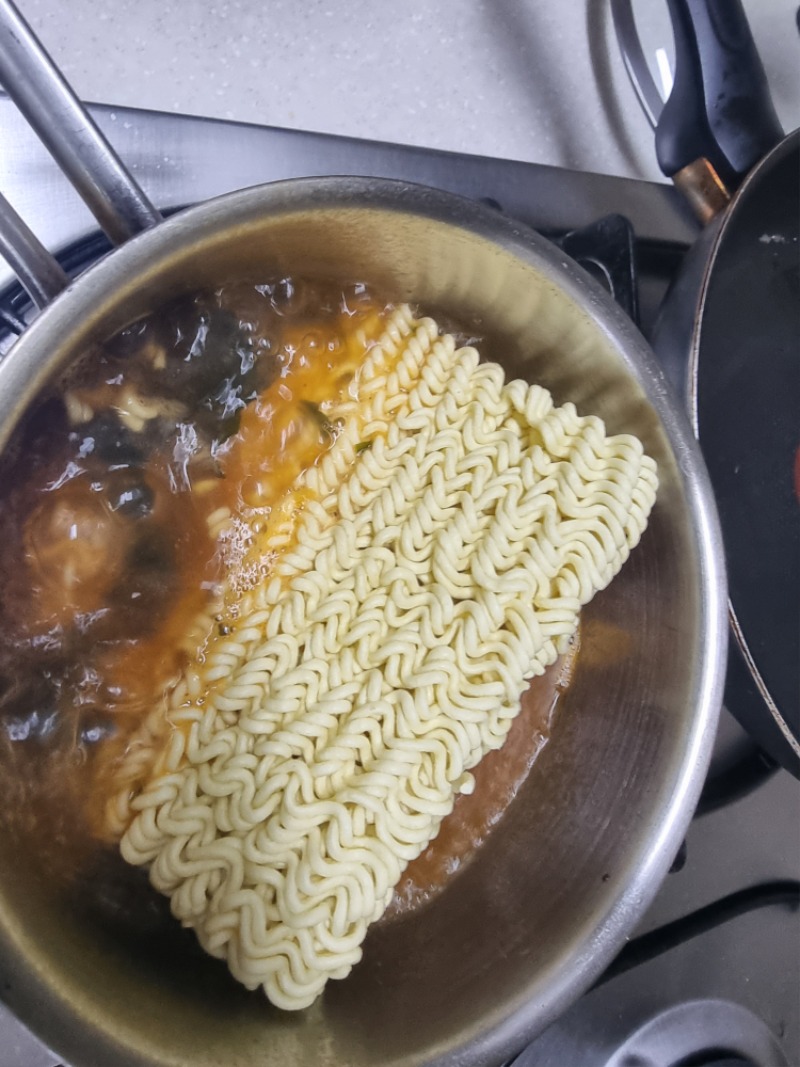 맥주 한잔했더니 라면땡겨서 ㅎㅎ