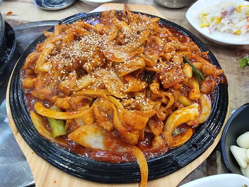 오늘점심은 두루치기 +된찌 ㅋㅋ