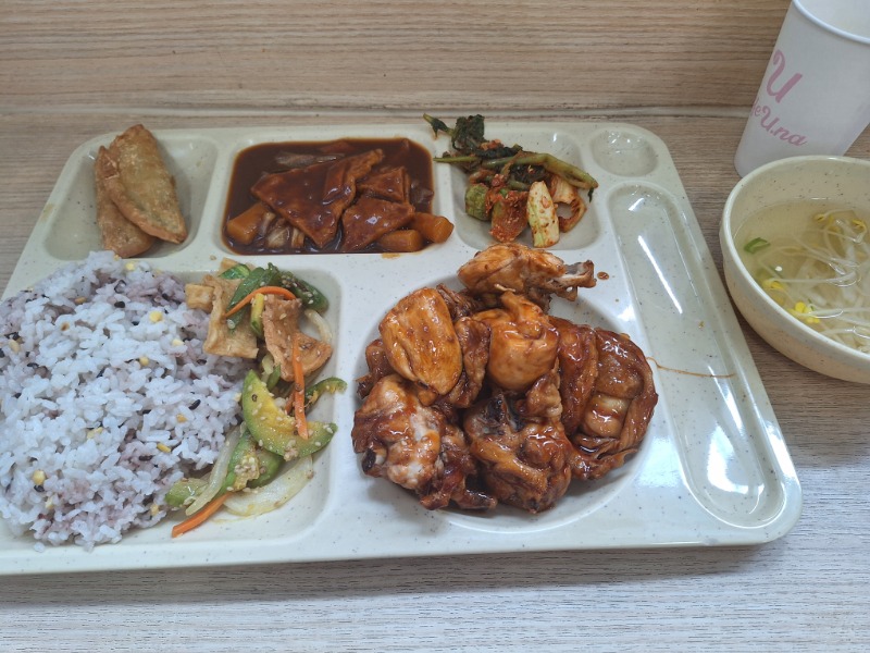 간만에 회사밥올리네요 맛점들하세요