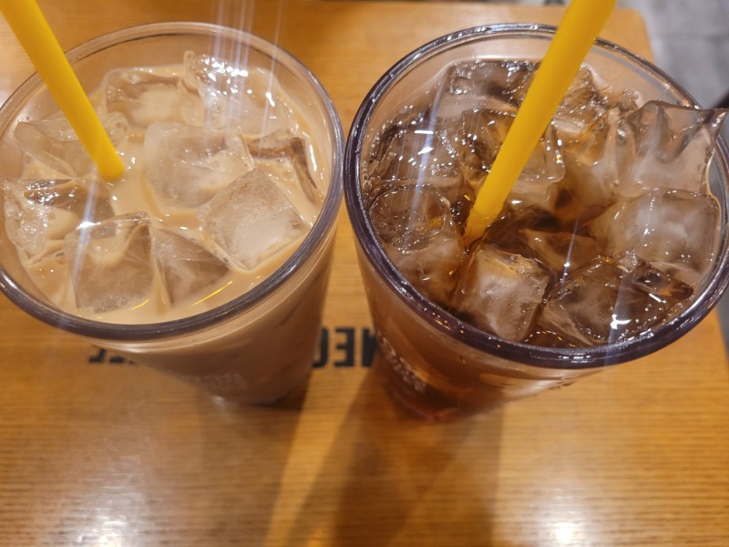 다이소갔다가 더워서 커피한잔하러~