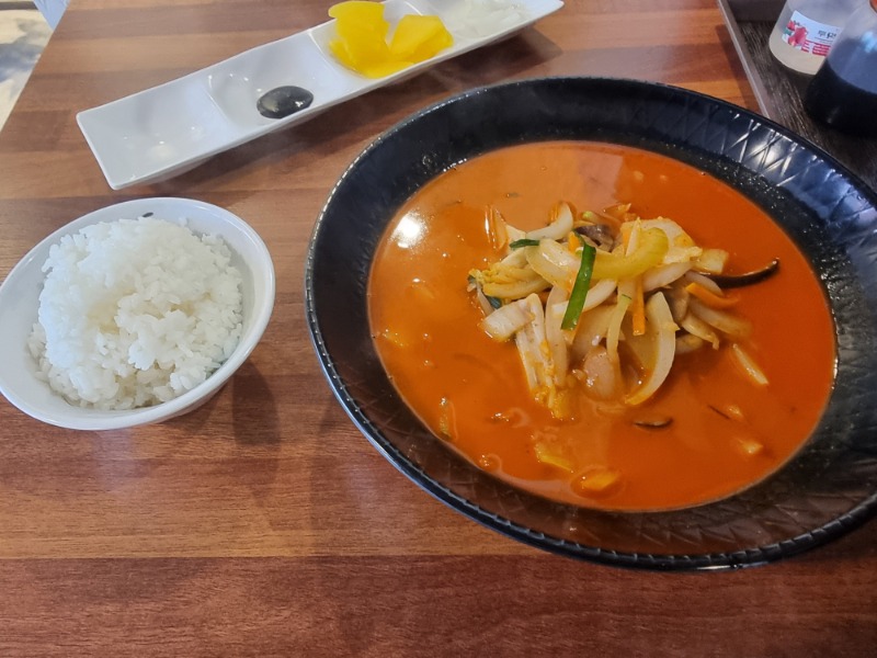 점심은 맛난동네 짬뽕집... 메베가 생가가나네요 ㅋ