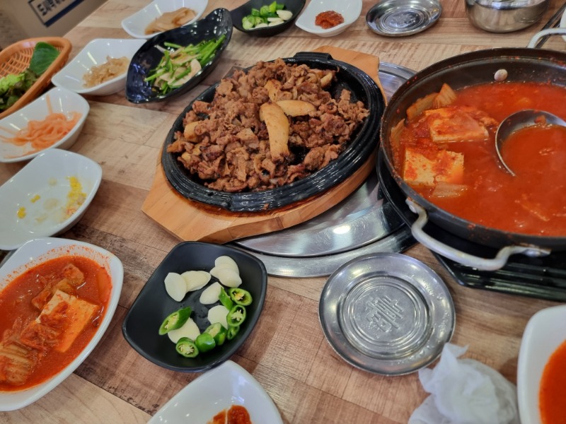 로늘 점심은 석쇠불고기에 김찌 ㅋ
