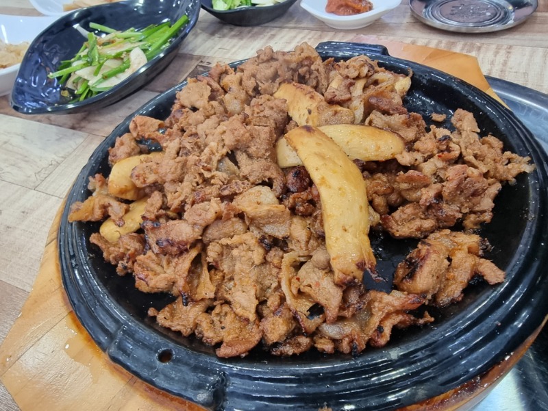 로늘 점심은 석쇠불고기에 김찌 ㅋ