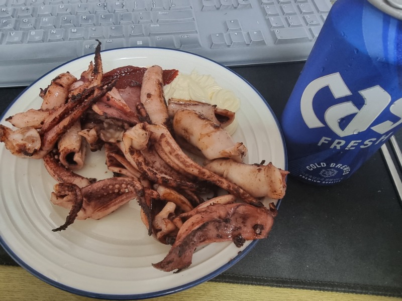 야식 먹고 입터지는바람에 ... 맥주 한잔....
