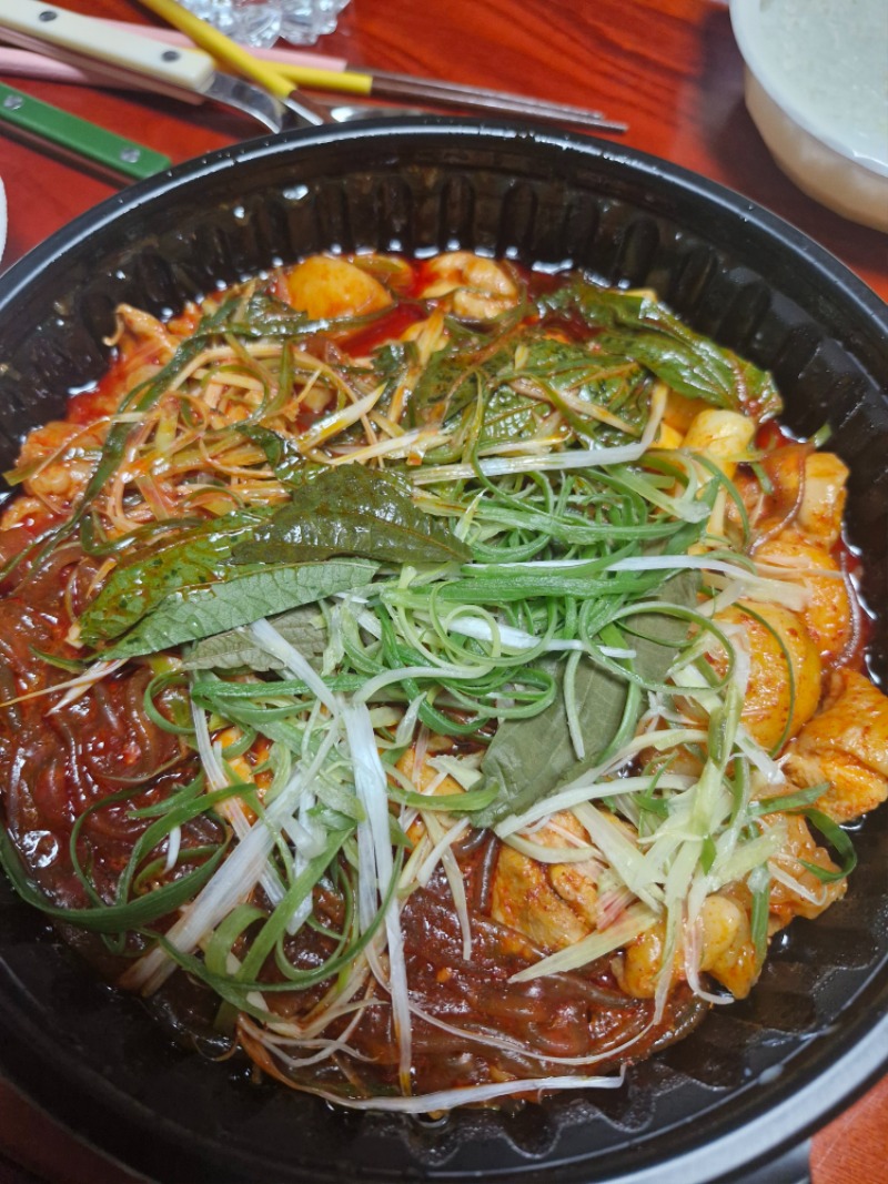 늦은 저녁을  먹네요~~