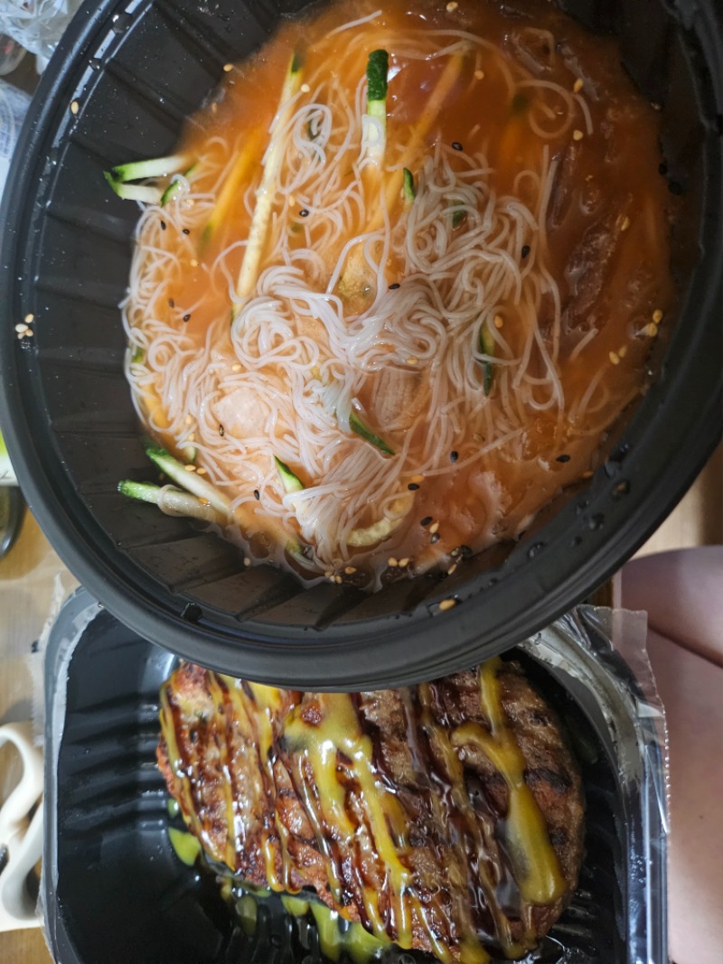 냉면에  떡갈비!!