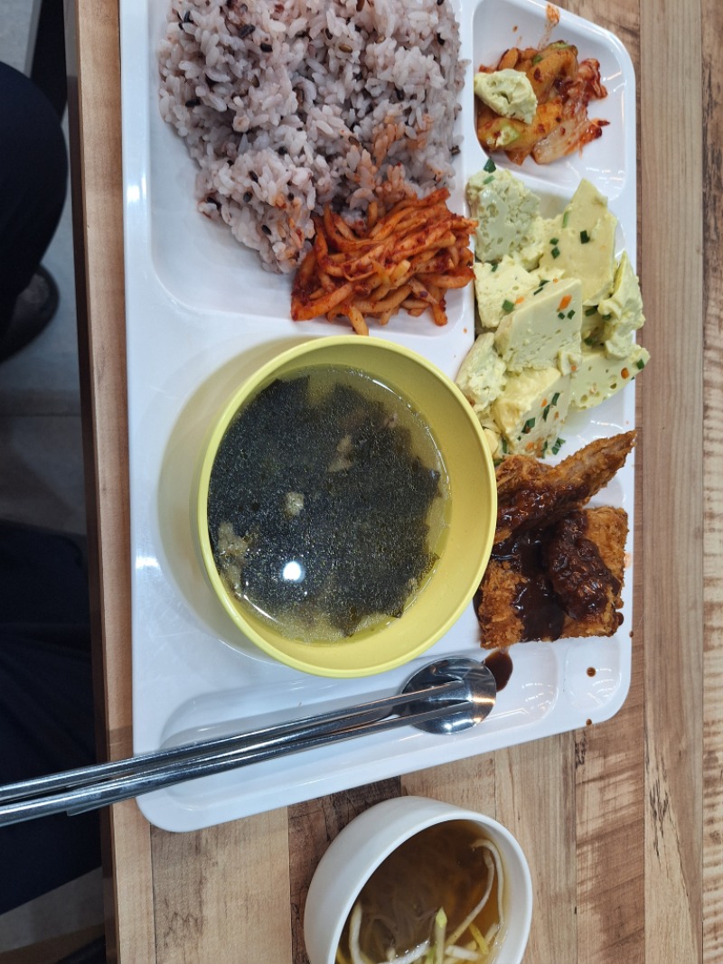 맛점들하세요. 반찬 별로네