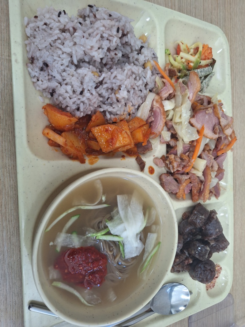 내가조아하는 오리훈제 나왓네 맛점들하세요