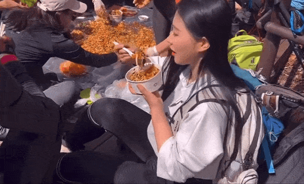 산악회가 비벼주는 비빔밥