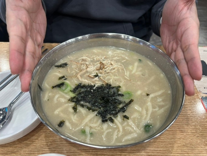 점심메뉴/닭칼국수 한 그릇 드셔요!