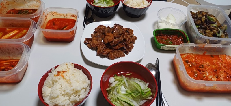 늦은저녁은..갈비.오이냉국.가지볶음등등~~~
