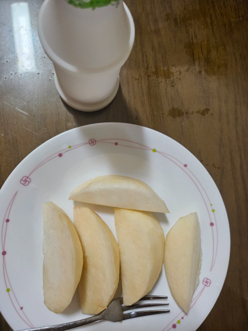 오늘 아침은  요구르트에  복숭아 하나!!
