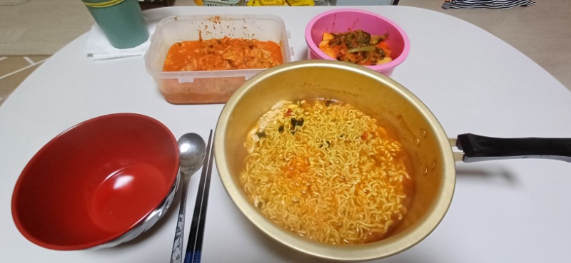 야식은 라면이 짱아닙니까?