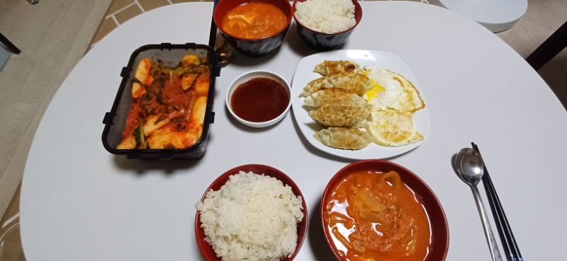 늦은저녁~만두 계란후라이 메인인 참치김치찌개..
