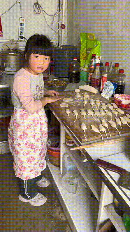 만두 예쁘게 잘 빚는 꼬마