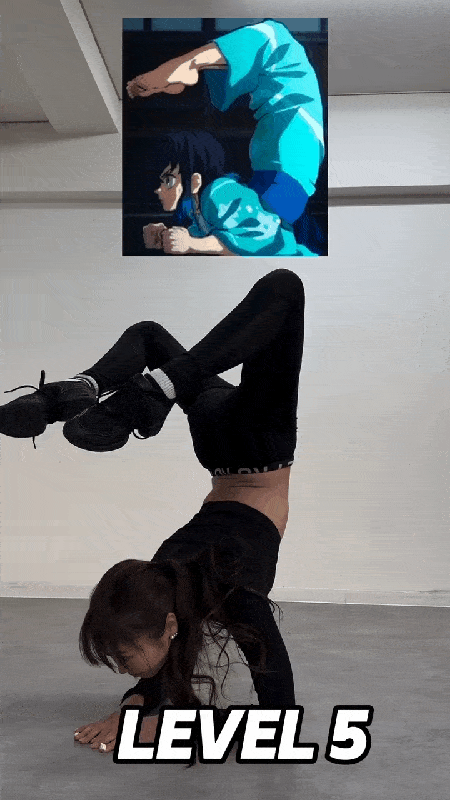 만화속 자세 따라하는 처자