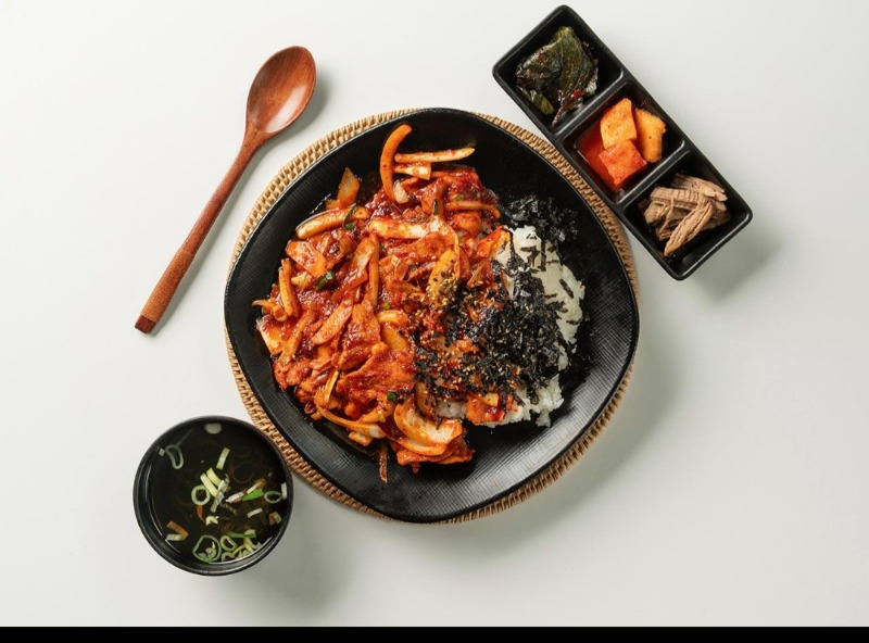 늦은 점심 제육덮밥 배달 시켯어요!!