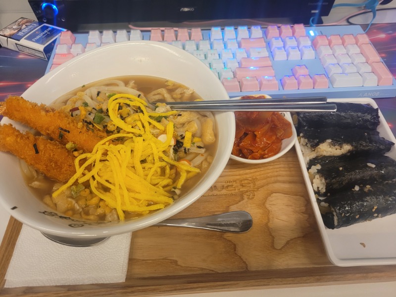 오늘의 야식은 프라이빗한 피시방에서!