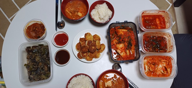 오늘첫끼.메인 꼬마돈까스 김치만 많오 ㅜㅜ