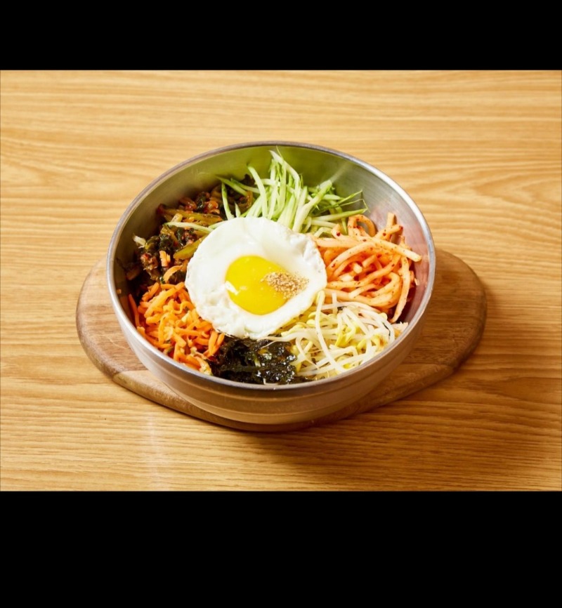 점심은 비빔밥에 콩국수 추가