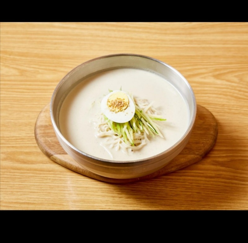 점심은 비빔밥에 콩국수 추가