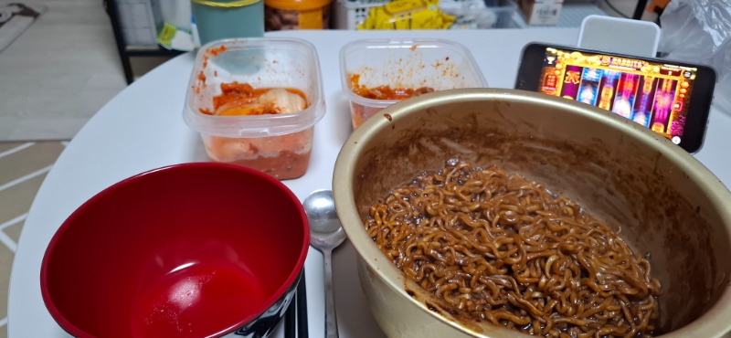 슬롯투어중.배고파서  야식으루 짜장라면 먹기~~~