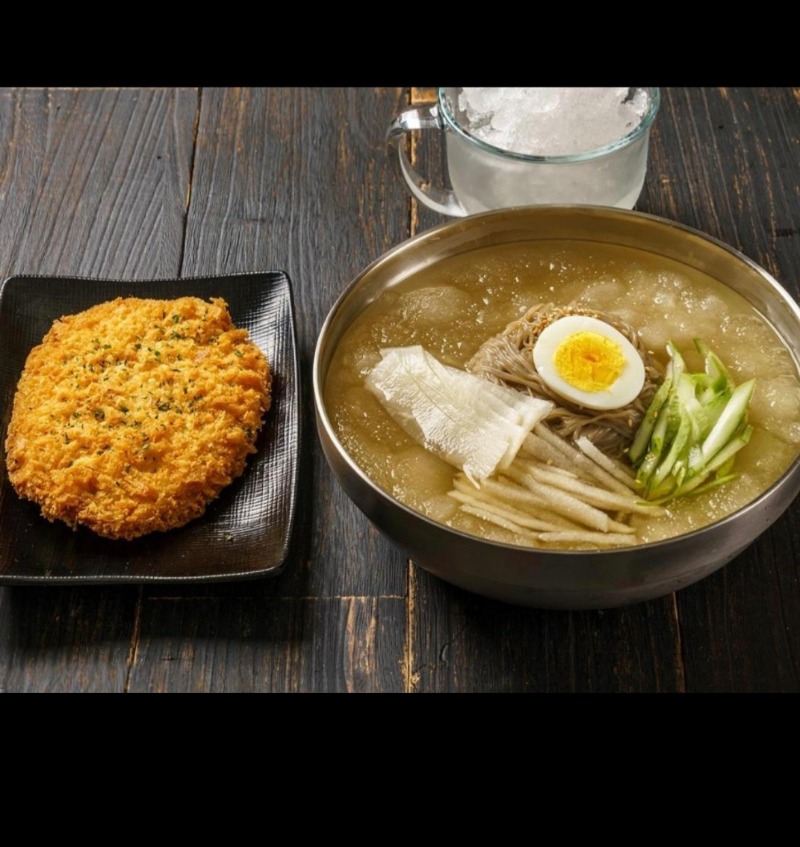오늘은 시원한 물막국수에 돈까스 주문~~