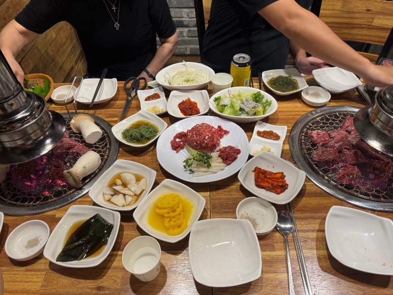 친동생 친구가 하는고기집 정원카페도 있음