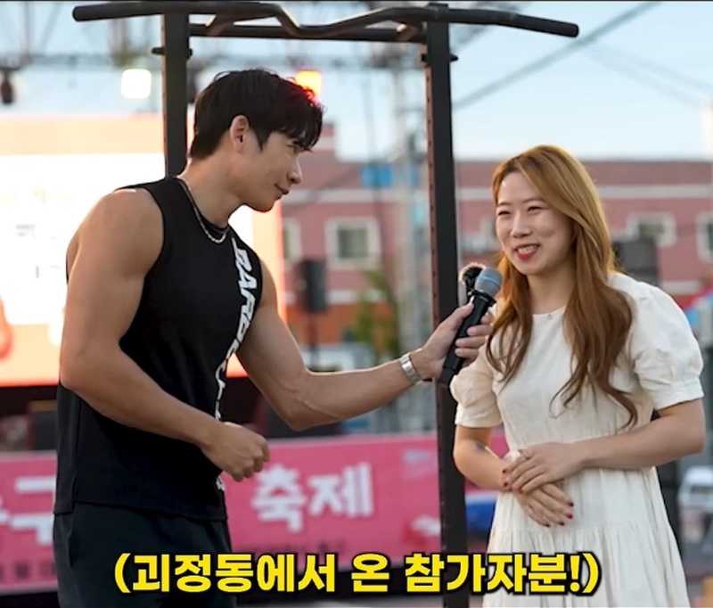 원피스 입고 턱걸이 하는 처자