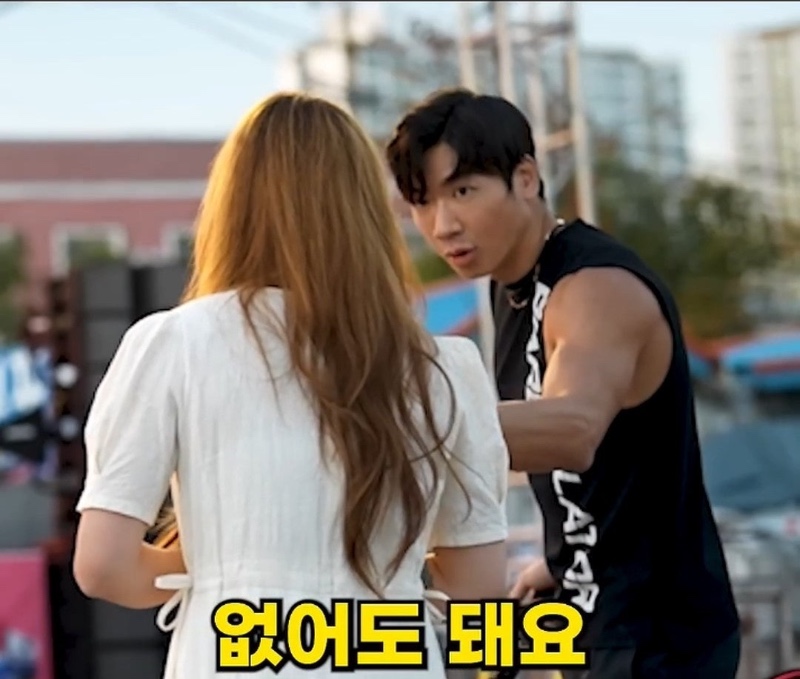원피스 입고 턱걸이 하는 처자