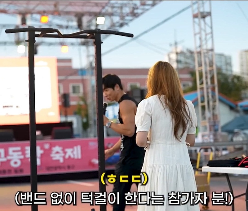 원피스 입고 턱걸이 하는 처자
