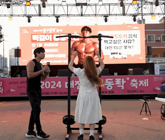 원피스 입고 턱걸이 하는 처자