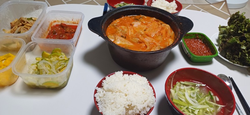 오랜만에 저녁사진.메인김치찜.오이냉국