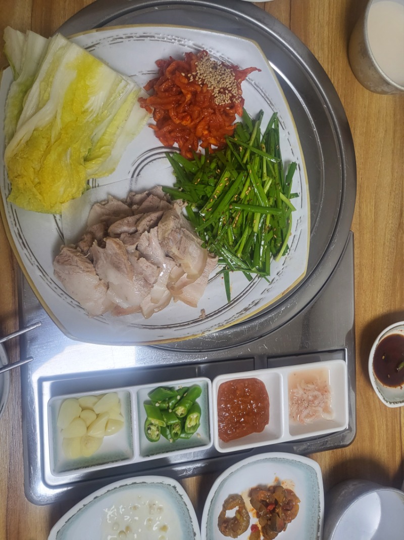 중복 이네요~  전 보쌈에 칼국수 먹으러 왔습니다~