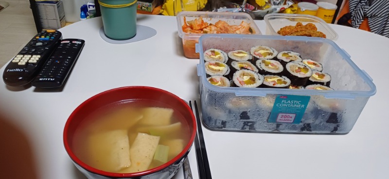 야식은 저녁에 싸놓은 김밥.오뎅국물