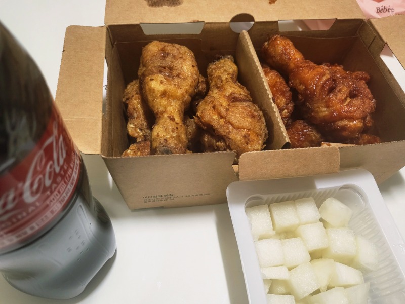 주말 저녁은 교촌 가햐~