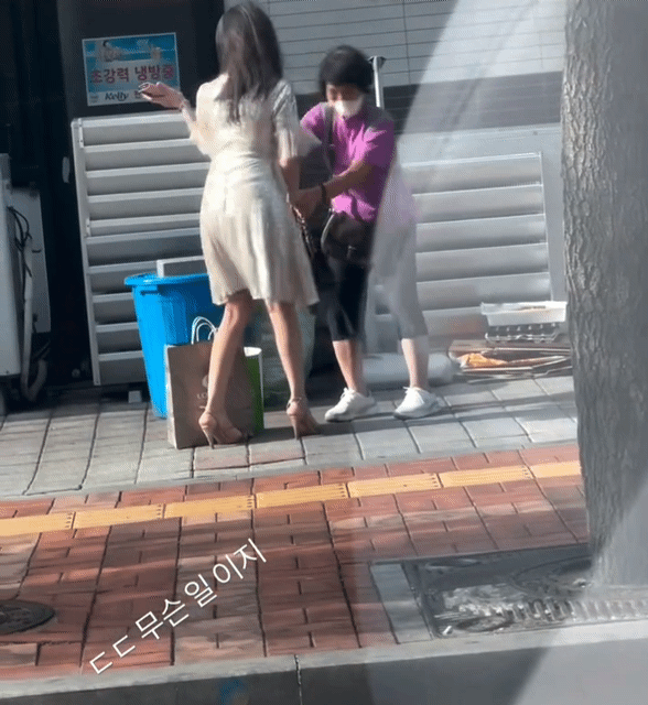 젊은 여성이 할머니 폭행
